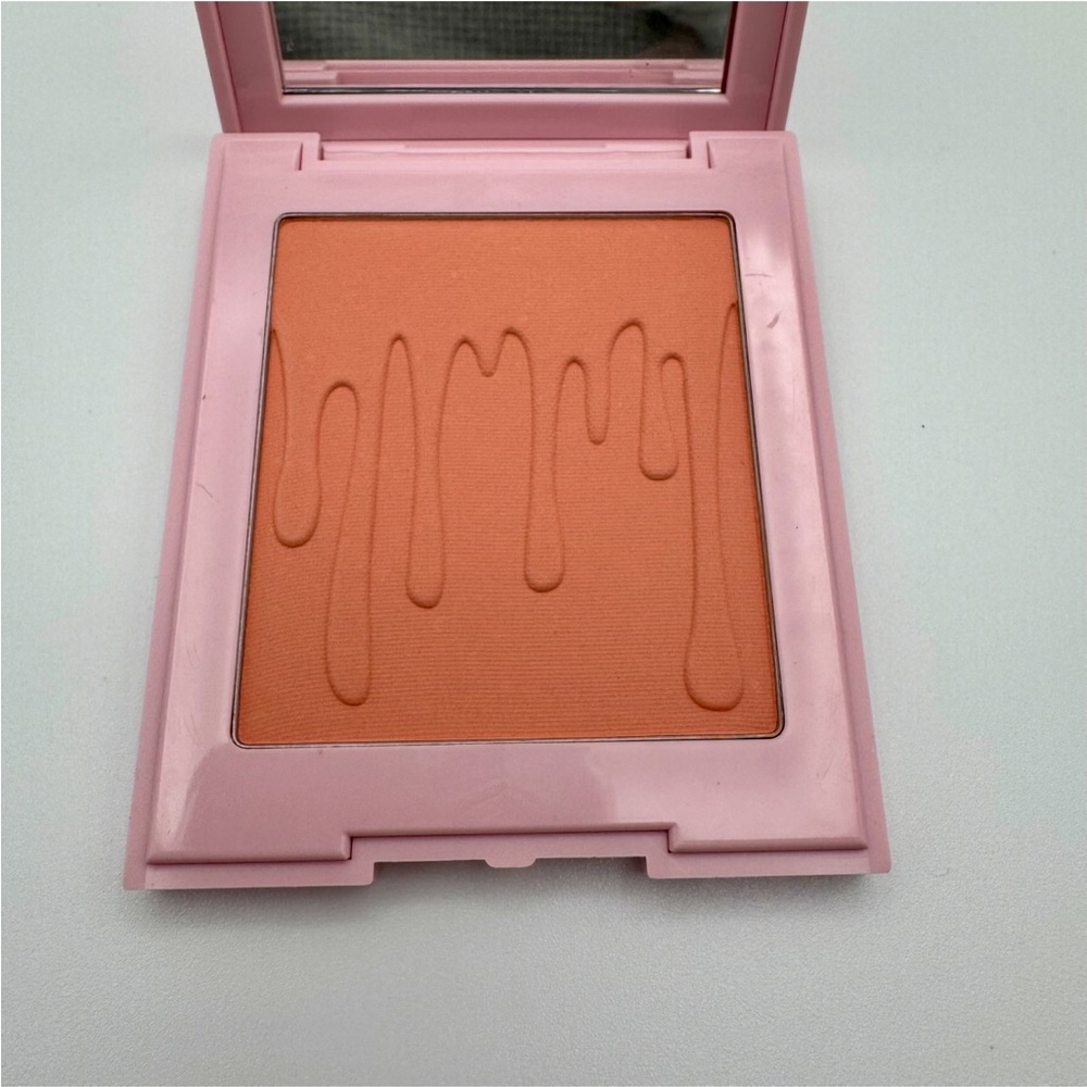 Kylie Jenner Pressed Blush Powder in Kitten Baby 0.26 oz Light Peach Vegan Clean - Picture 5 of 9